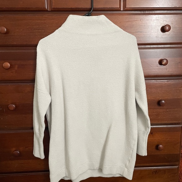 Free People turtleneck sweater in white, size XS - Picture 2 of 3